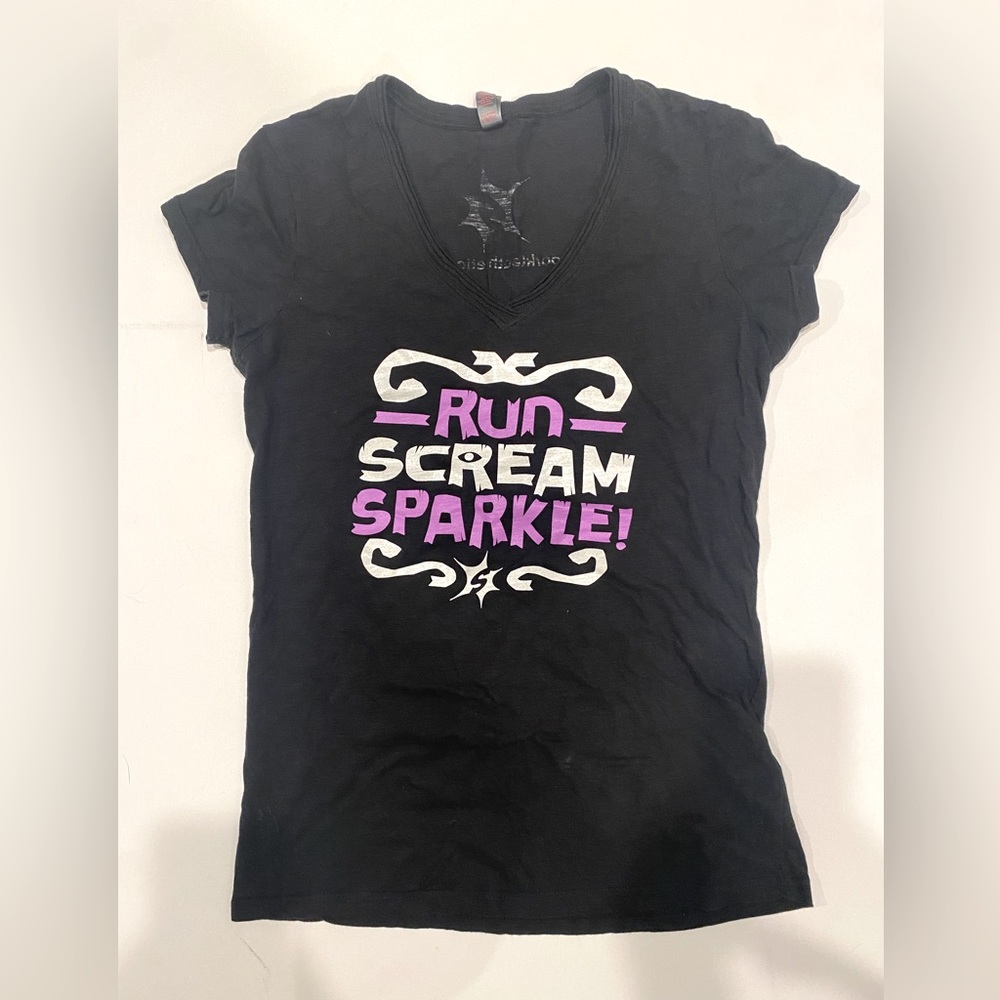 Run scream sparkle v neck tee